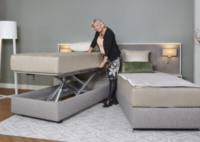 deelbaar hoog laag bed trallici met oudere vrouw