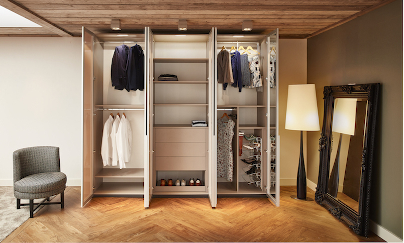 draaideurkast met deuren open