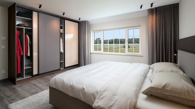 moderne slaapkamer met schuifwandkast
