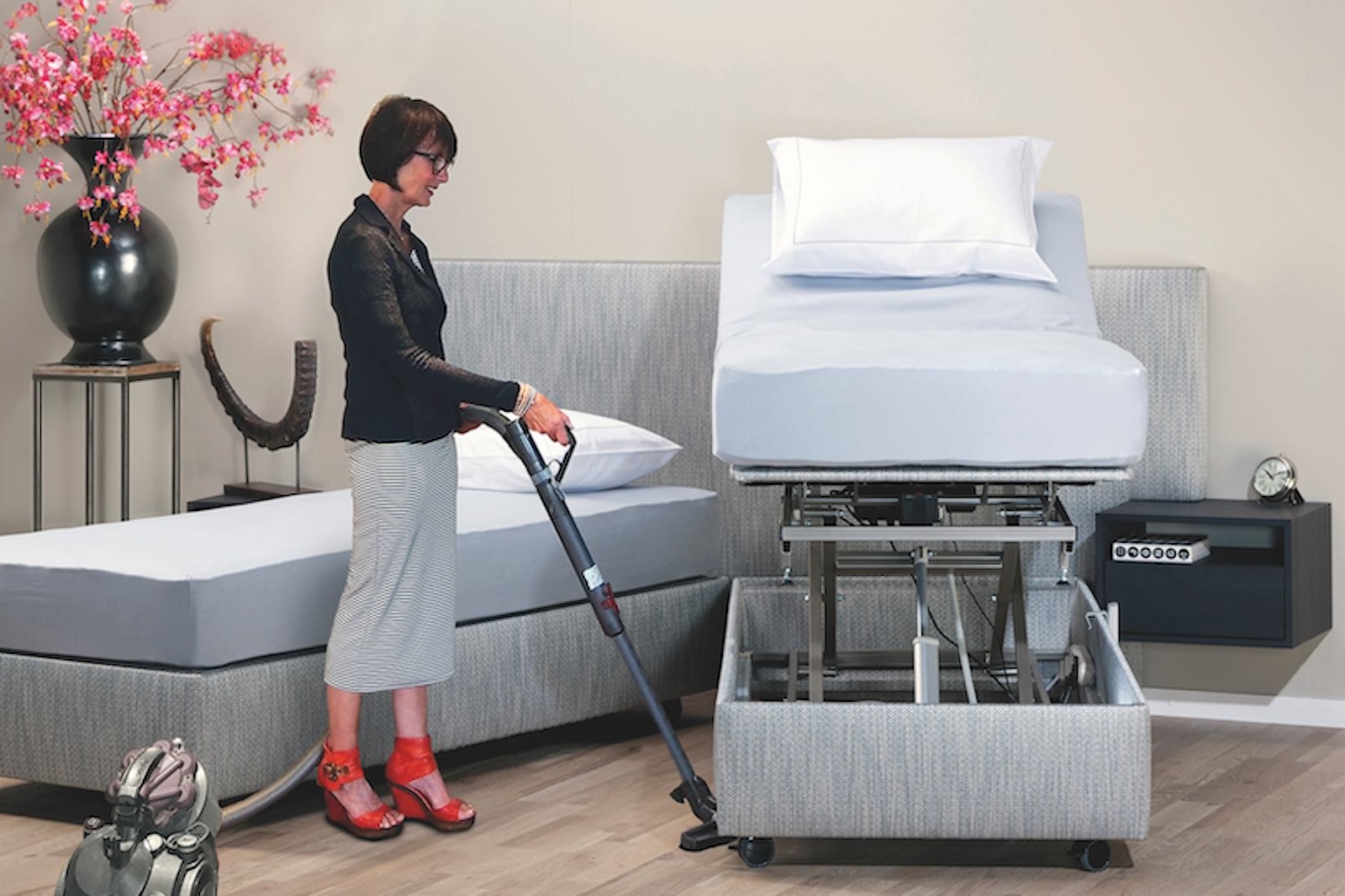 hoog laag bed manifesto en vrouw die stofzuigt