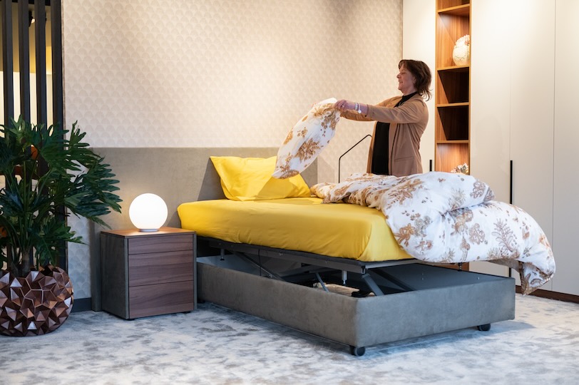 vrouw maakt 120x200 hoog laag bed op