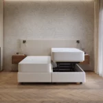 Hoog laag bed Manifesto boxspring design met zwevende nachtkastjes, in hoge stand.