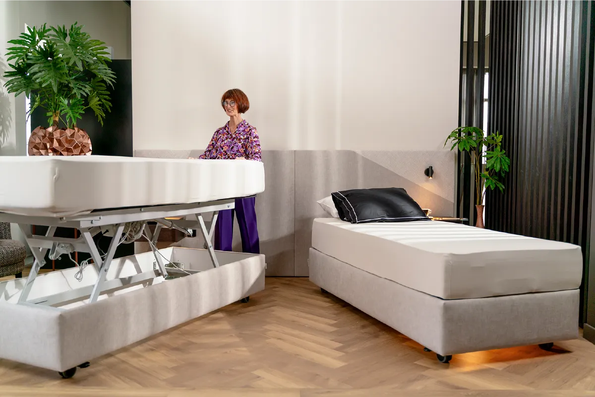 Vrouw deelt, verrijdt en maakt een deelbaar 2-persoons bed op