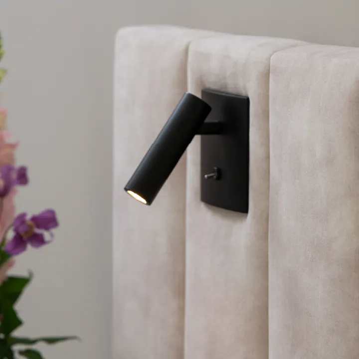 Ingebouwde bedlamp model Enna, strak design, kleur zwart