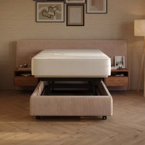 Hoog laag zorgbed 120 cm breed in hoge stand, model Ferrara met nachtkastjes.