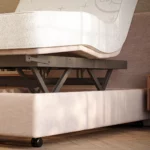 Close-up van een twijfelaar hoog-laag bed 120x200 cm in hoge stand met hoofd- en voetverstelling.