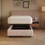 Twijfelaar hoog-laag bed 120x200 cm met een nachtkastje aan één zijde.