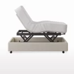 Hoog-laag bed in hoge stand met elektrisch verstelbare hoofd- en voetverstelling.