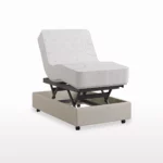 Hoog-laag bed in hoge stand met zichtbare hoofd- en voetverstelling.