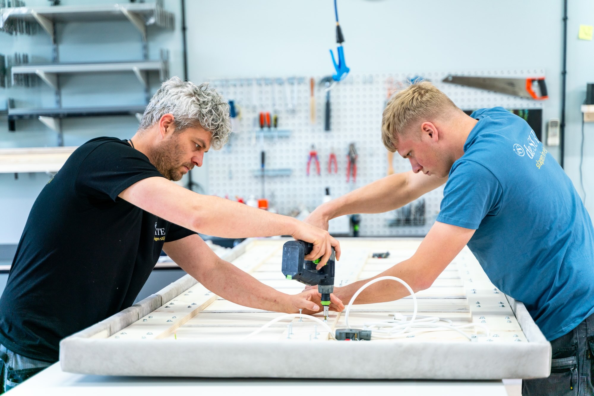 Bedden en kasten in de showroom