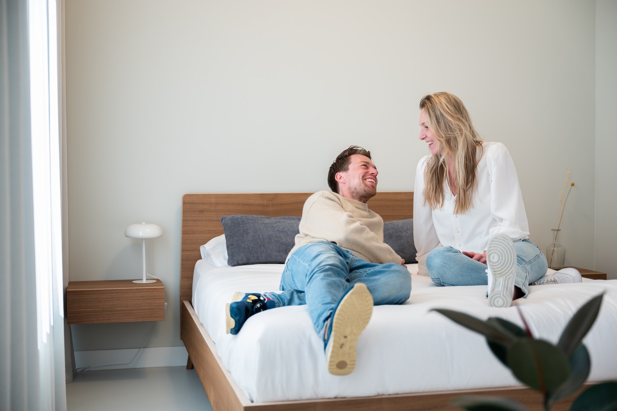 jong stel ligt in bed en kijkt naar slaaphouding