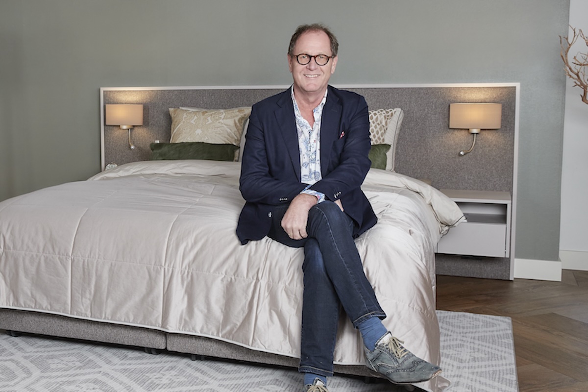 Bedadviseur Wim helpt bij het juiste bed voor Parkinson