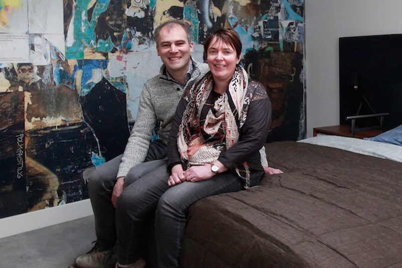 Klant in rolstoel ervaart zelfstandigheid met hoog-laag bed