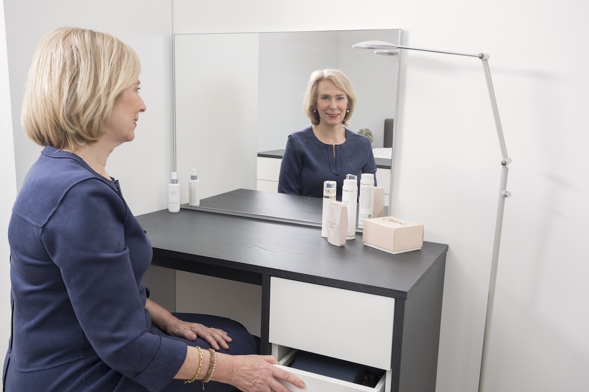 Nicole bij haar nieuwe bed in hotelchique slaapkamer