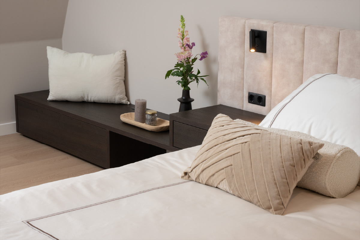 Hoofdpaneel strak geplaatst tegen knieschot van 105 cm