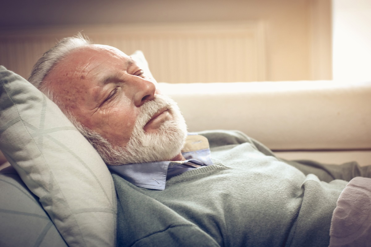 Man doet een powernap met FPS-ondersteuning