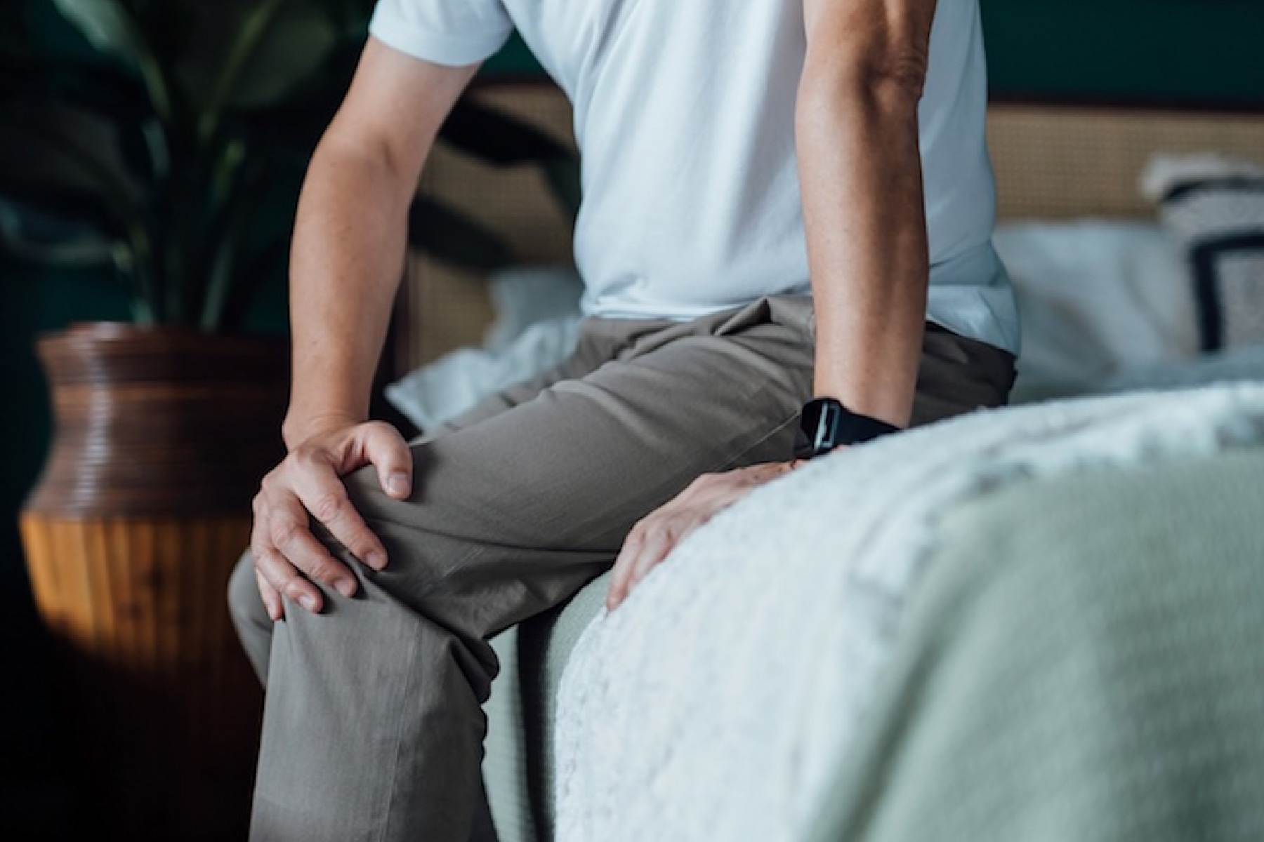 Oudere man met kramp in de benen zoekt nachtrust