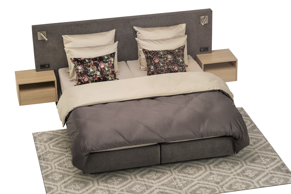 Deelbaar seniorenbed – strak gestoffeerd met nachtkastjes
