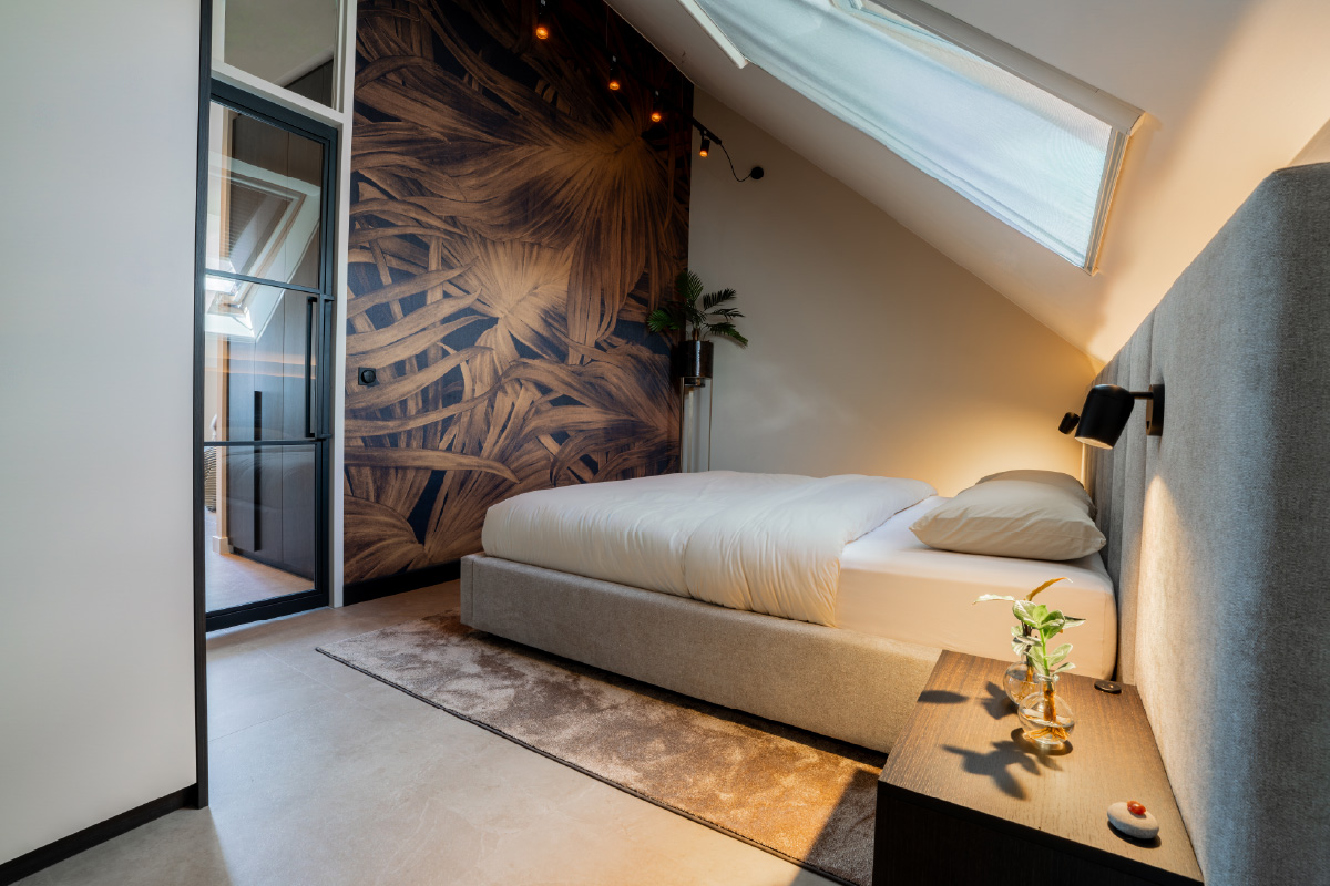 Moderne zolderkamer met designbed op maat