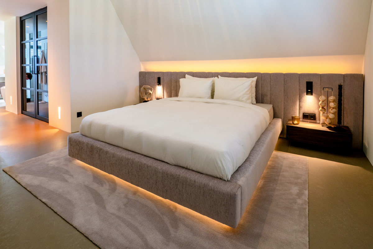 Design bed op maat onder een schuin dak
