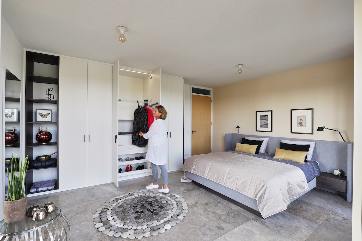 Penthouse slaapkamer met design bed en inbouwkast