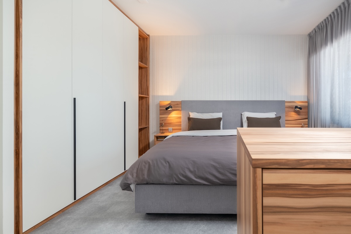 Luxe slaapkamer met inbouwkasten en TV-meubel
