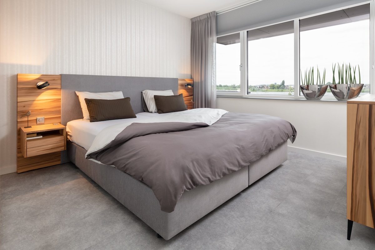 Slaapkamer in nieuwbouwappartement met maatwerk kasten en bed Durante