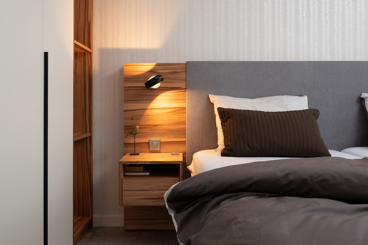 Luxe slaapkamer met roomdivider en tv-lift in Red Gum-hout