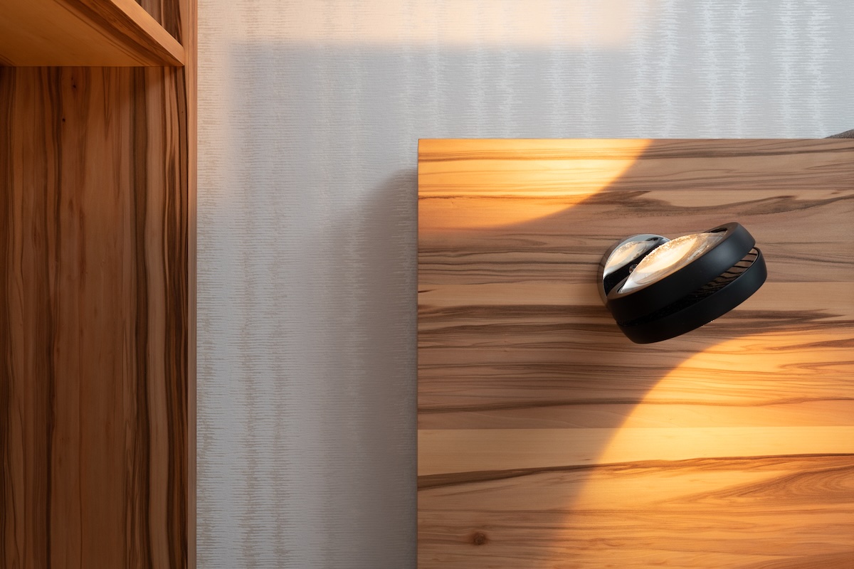 Detail van het hoofdpaneel in Red Gum-hout bij bed Durante