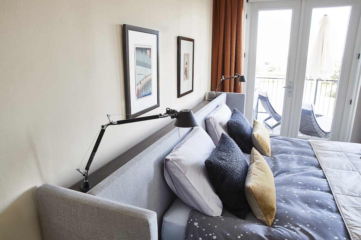 Design bed Embrace – stijlvol hoofdbord met stoffering