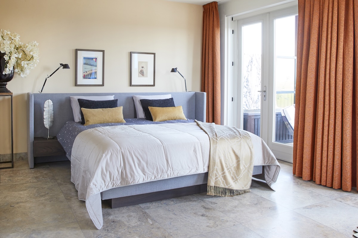 Design bed Embrace – detail van het achterpaneel voor bedlampen