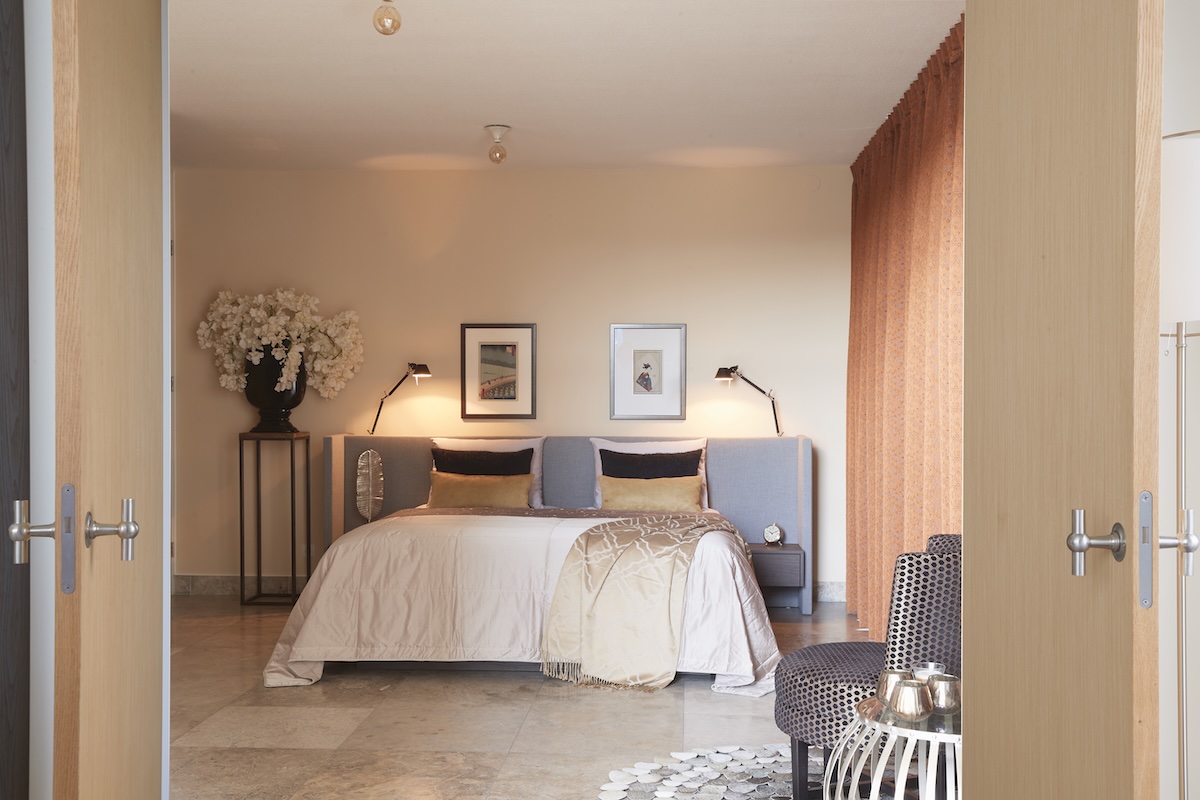 Design bed Embrace – overzicht met zwevende nachtkastjes