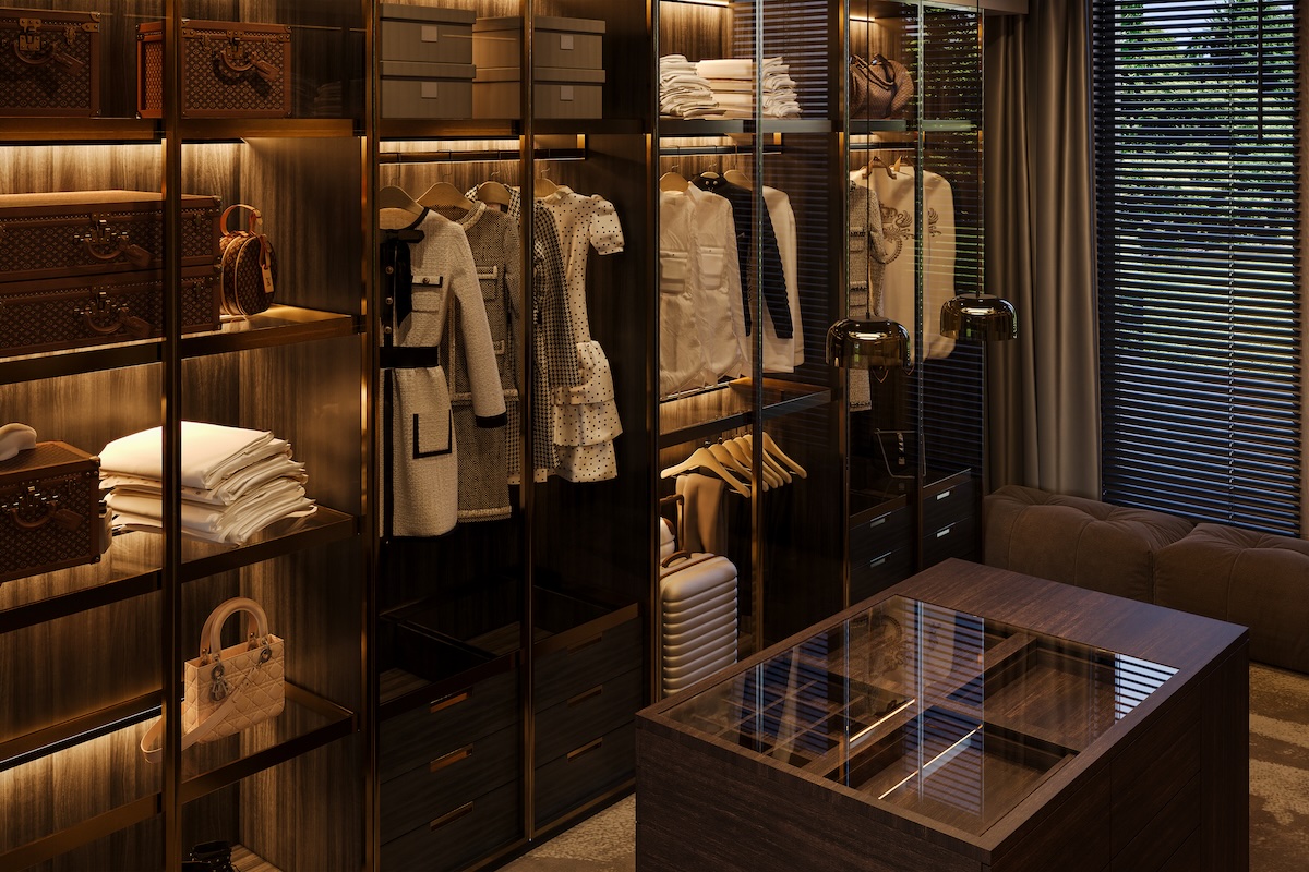 Detail van inloopkast met glazen deuren en eucalyptus hout