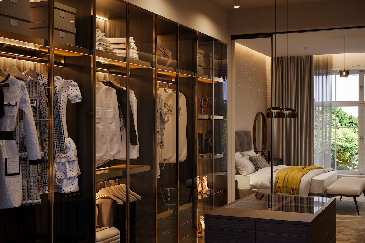 Binnenzijde van inloopkast met verlichting en maatwerkinterieur