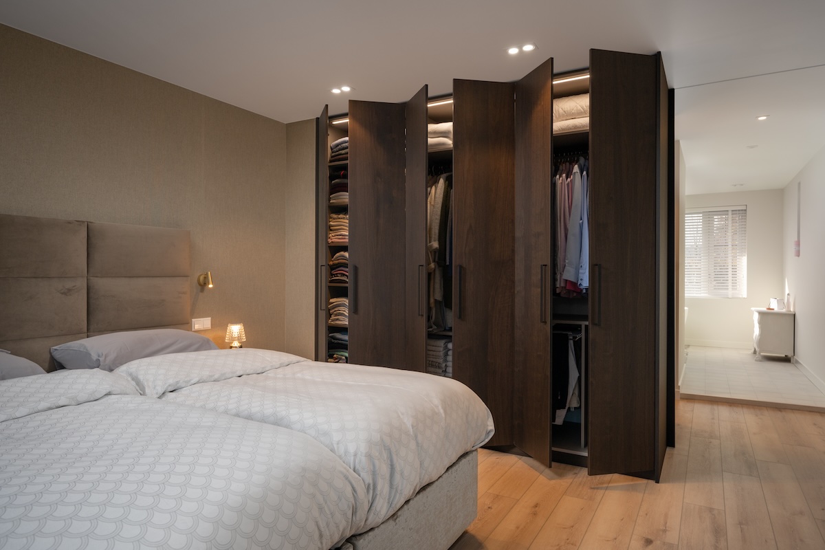 Van twee slaapkamers naar één ruime slaapkamer