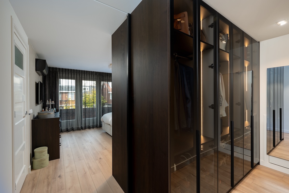 Centrale kastwand met glazen deuren van parsol glas