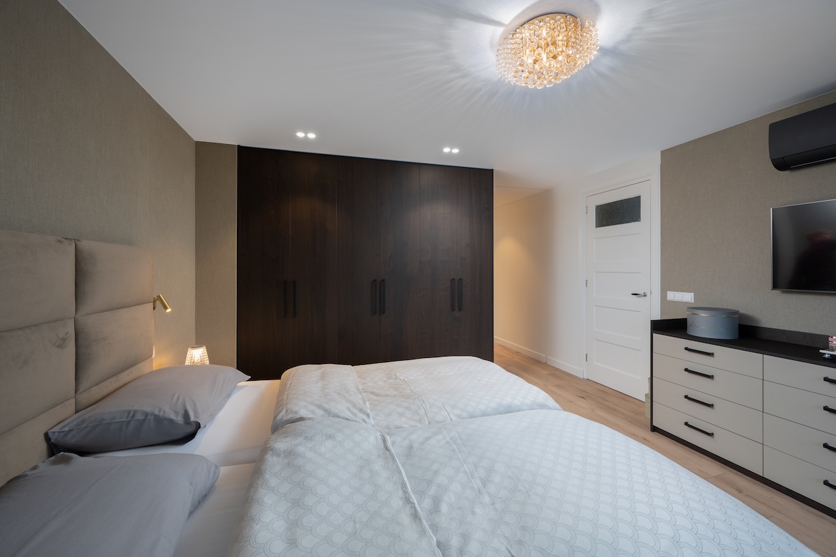 Detail van kastwand in donker gebeitst notenhout