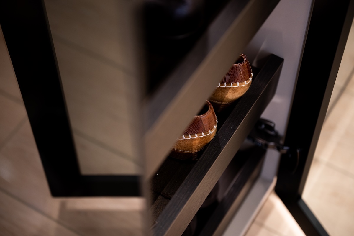 Slaapkamer met kast en doorgang naar badkamer