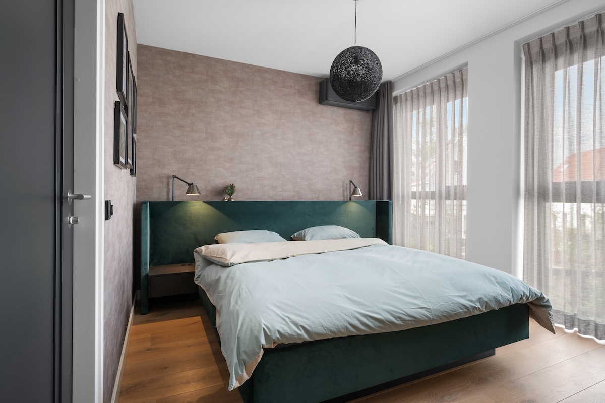 Inloopkamer met hoekkast en schuine deuren