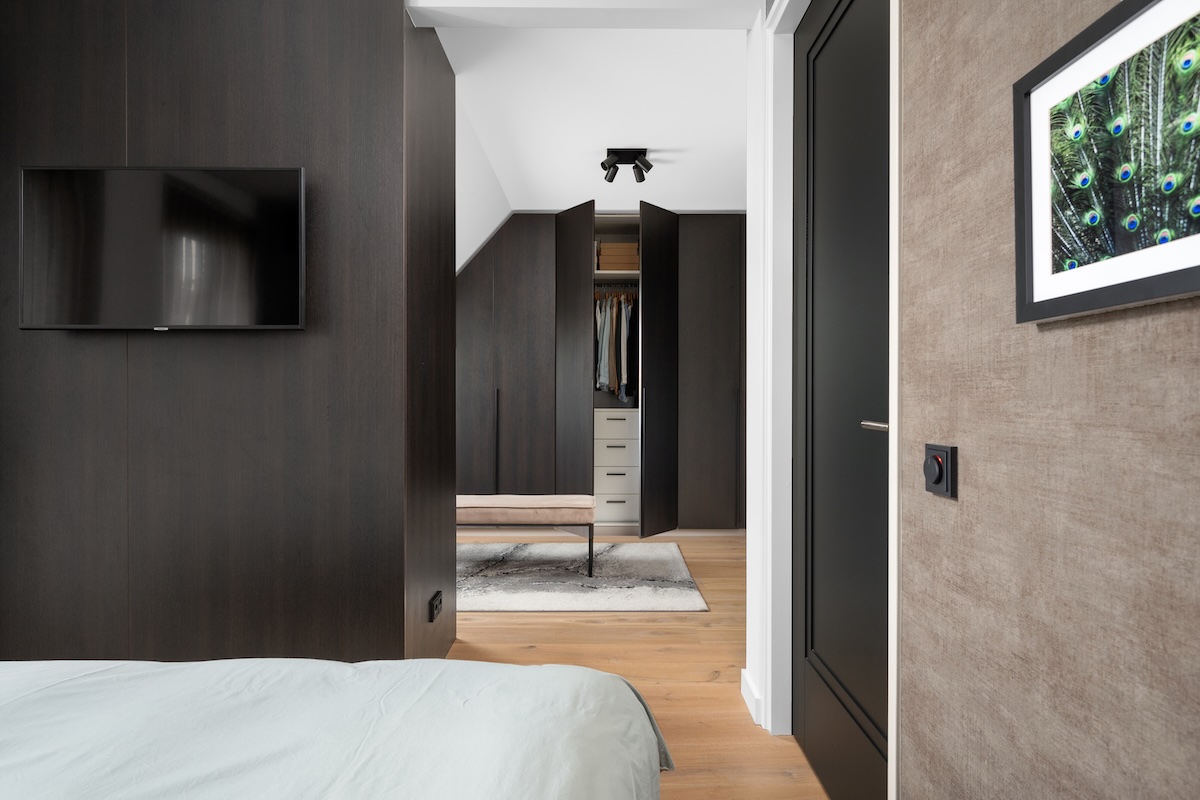 Zwart eiken hoekkast in hotel chique slaapkamer