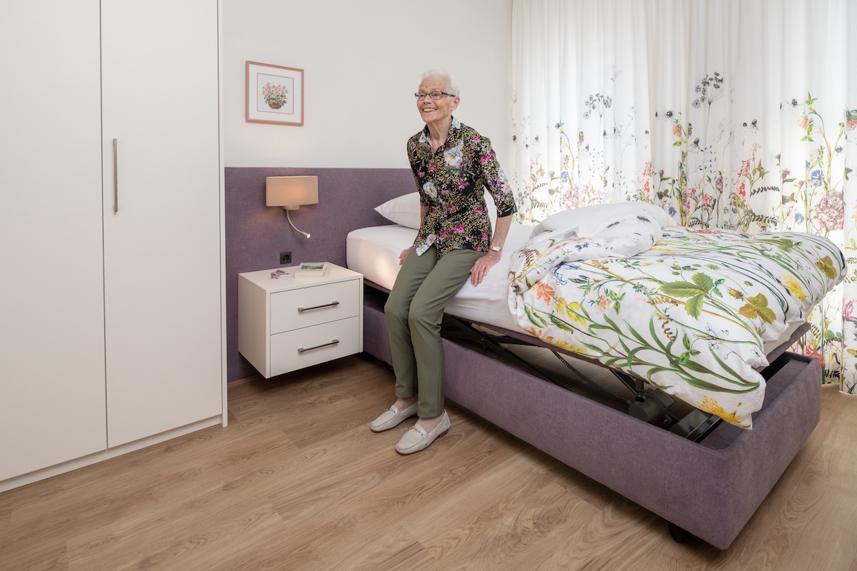 Zicht op twijfelaar bed met hoog laag functie in seniorenwoning