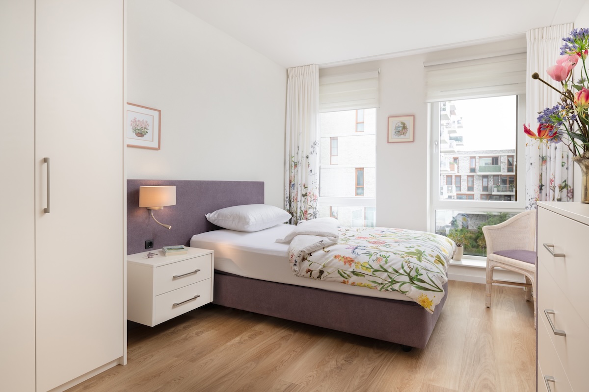 Detail van seniorenbed hoog laag met zwevende bedombouw