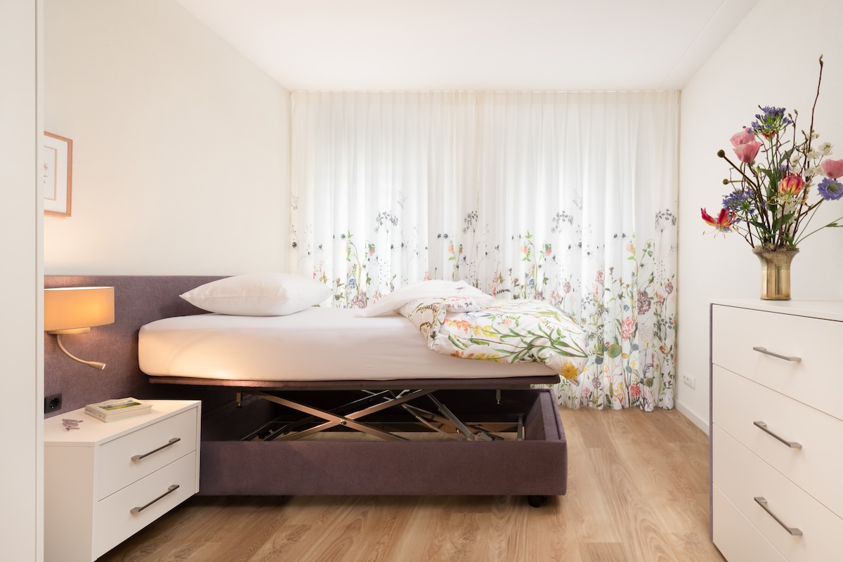 Doorkijk met maatwerkkast en twijfelaar bed 120x200