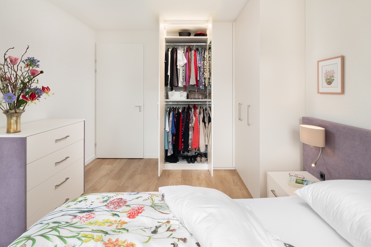 Zicht op nachtkastje en verlichting in seniorenslaapkamer